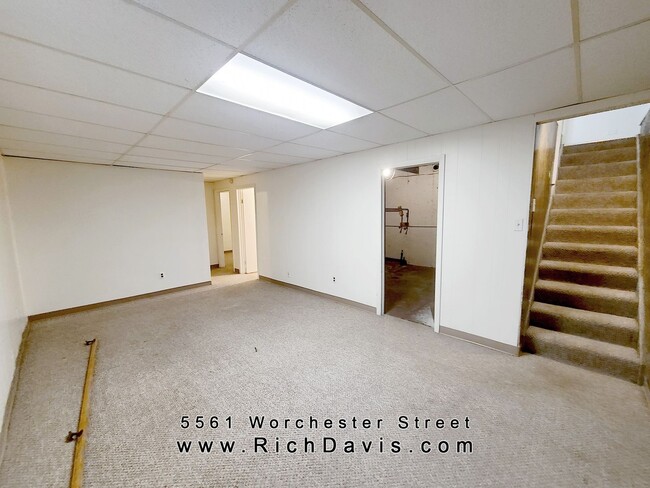 Building Photo - 4 bed, 2 bath house with washer/dryer hook...