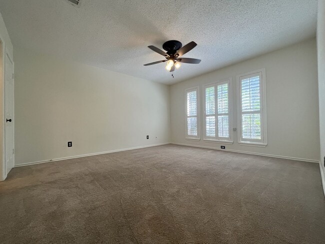 Building Photo - Big 3/2 Townhome Close to Downtown
