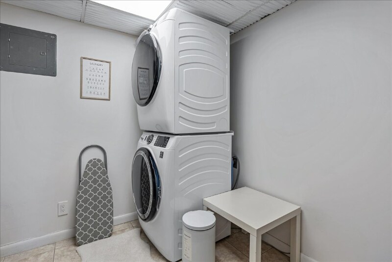 Building Photo - 832 N Morton Dr