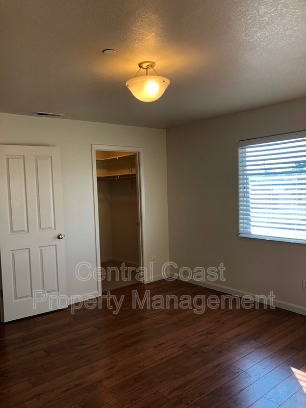 Building Photo - 10 Carmel Cir