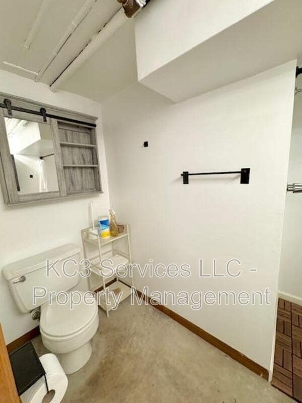 Building Photo - 615 E 101st Terrace