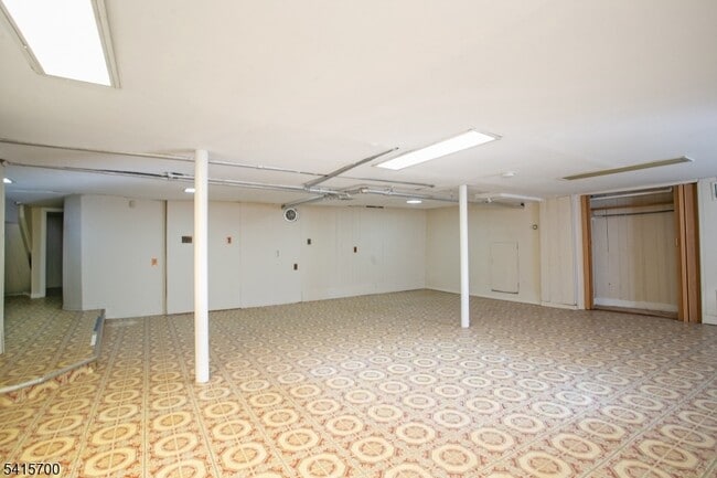 Building Photo - 27 Ashwood Ave