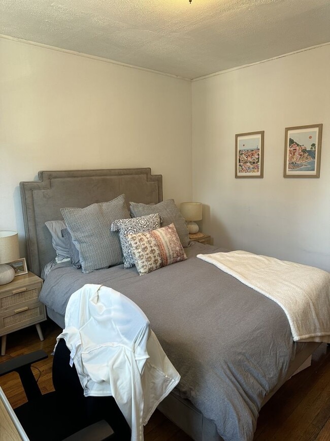 Building Photo - Don't miss out on this amazing deal!