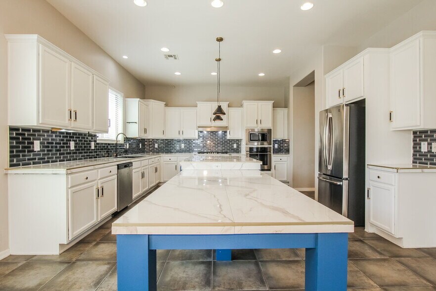 Building Photo - 5113 N 194th Dr