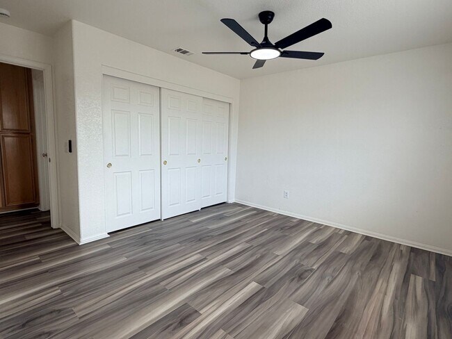 Building Photo - 9236 Peach Ave