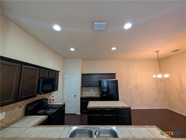 Building Photo - 660 Creekside Cir