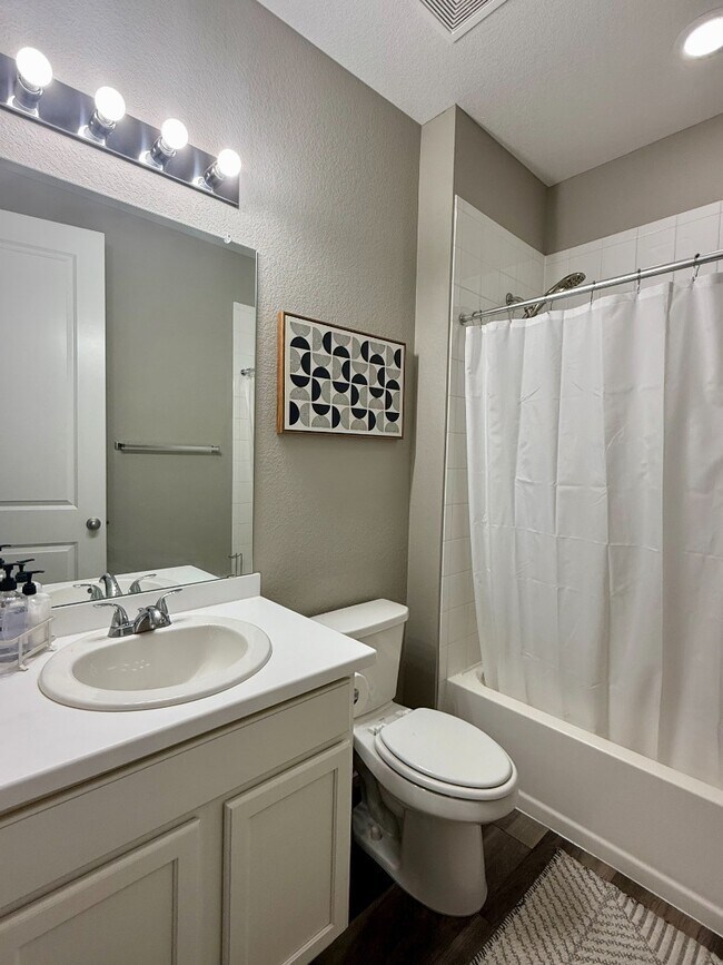 Building Photo - Spacious 5-Bedroom home with beautiful Vie...
