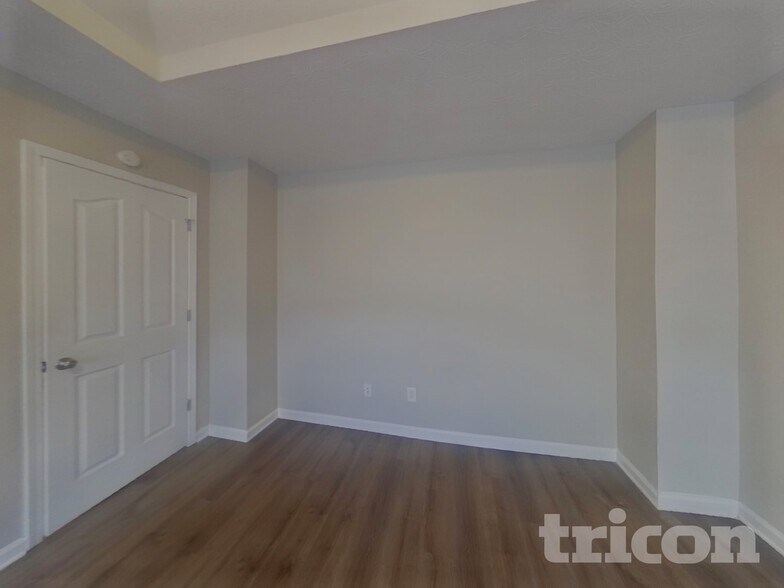 Building Photo - 10 St Charles Pl