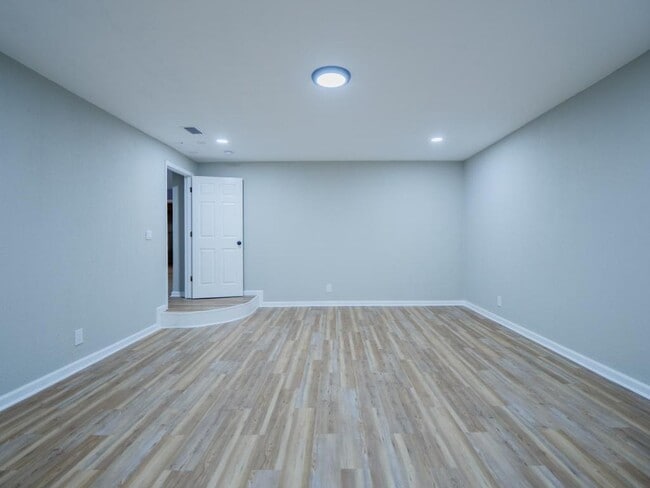 Building Photo - 804 Lakeland Ave