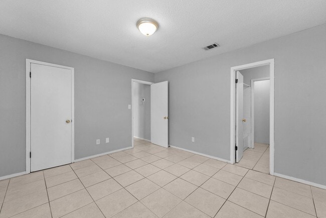 Building Photo - Charming 1 Bedroom/1 Bathroom Available Now!
