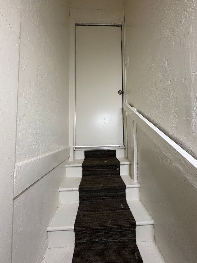 Building Photo - Cozy Upstairs Unit in Dinuba Near Shopping Center coming soon!