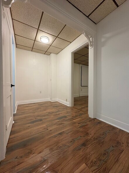 Building Photo - 2030 Hanover Ave