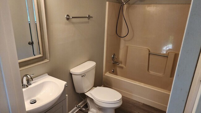 Building Photo - Nice Split Level Home- Ready for you to Call Home Today!