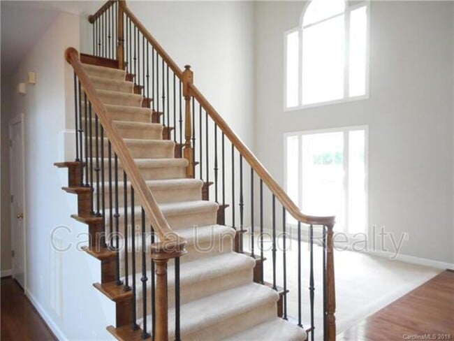 Building Photo - 11017 Valley Spring Dr
