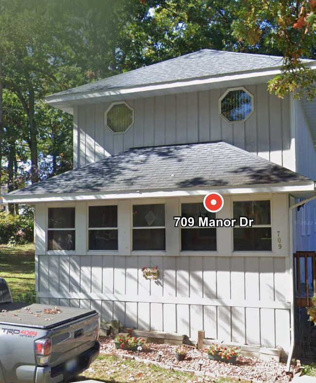 Building Photo - 709 Manor Dr