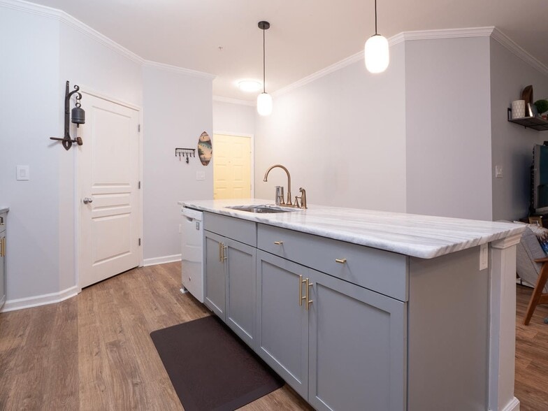 kitchen island - 500 Bucksley Ln