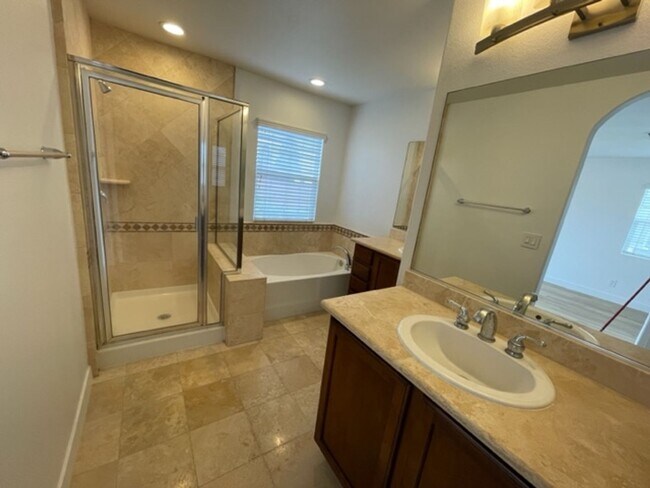 Building Photo - Rent Special - 2 weeks free rent!! 3 bedro...