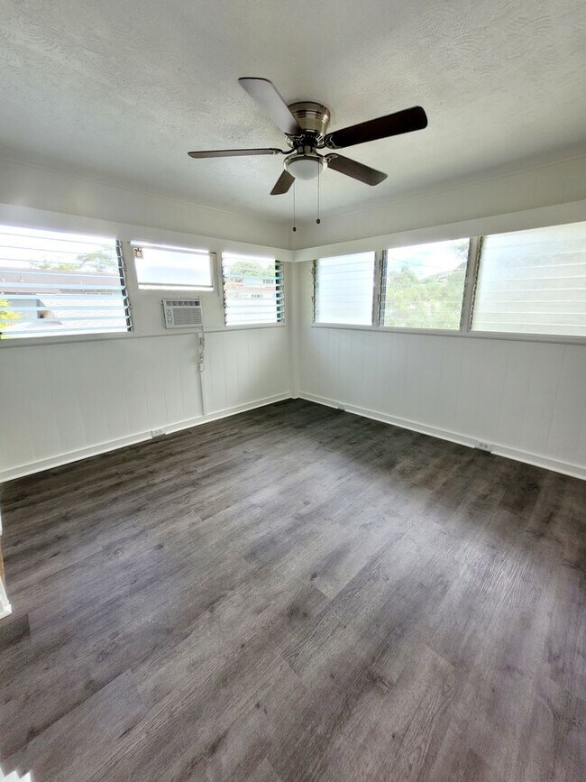 Building Photo - AVAILABLE NOW | 3 BED, 2 BATH HOME | Location: North Shore | Drive Up Parking Spaces, & Large Enc...
