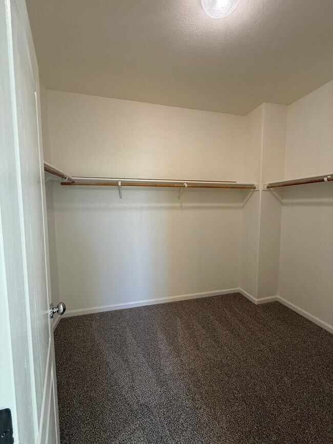 Building Photo - 2-story 4bed 2.5bath home available in Nor...