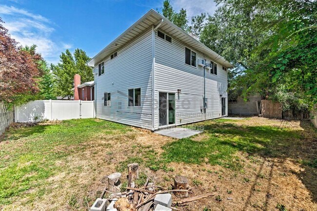 Building Photo - 462 E Haven Ave