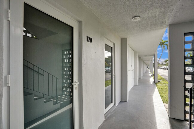Building Photo - 1040 SE 4th Ave