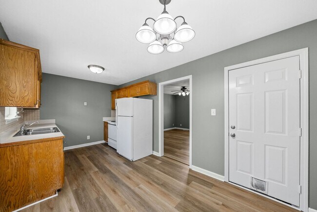 Building Photo - 3 Bedroom Pet Friendly Home For Rent Near Post!