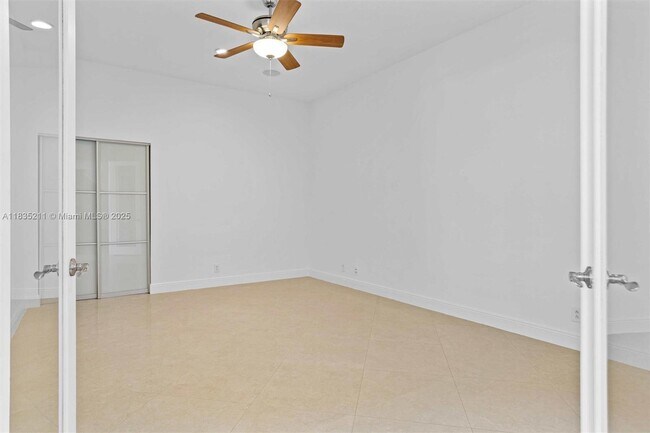 Building Photo - 926 Marina Dr