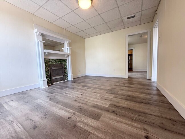 Building Photo - Updated 1BR Apt available now!