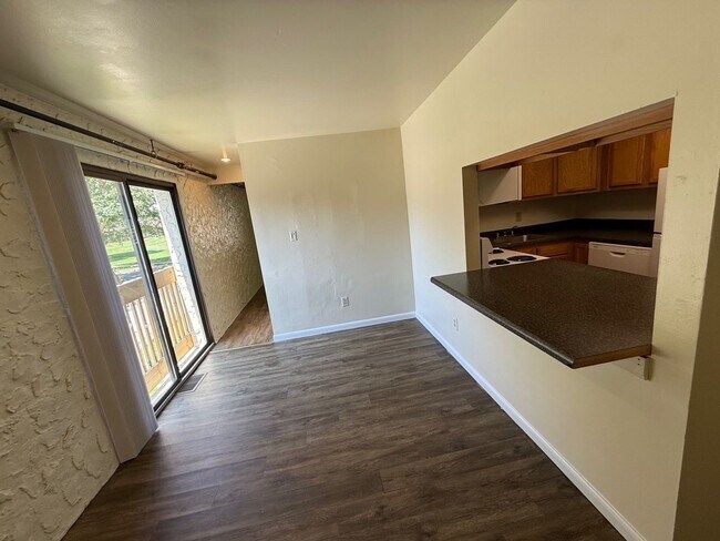 Building Photo - 3-bedroom, 1.5-bathroom townhome close to ...