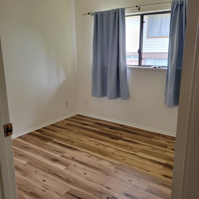 Building Photo - Kapahulu 3 bed, 2 bath single family home
