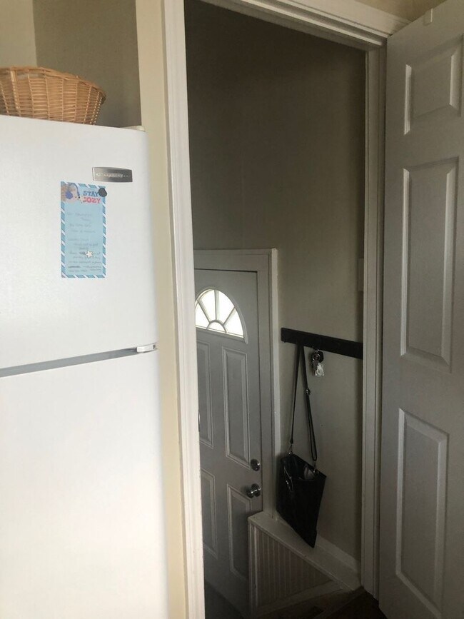 Building Photo - 2 Bedroom home with garage in Mayfield Hts!