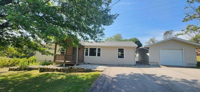 Building Photo - Right in the heart of Crossville *Complete...