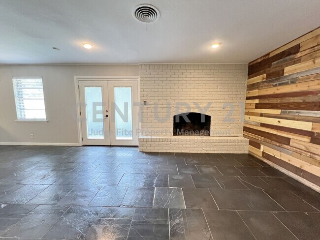 Building Photo - Beautifully Refreshed 3/2/2 in Fort Worth Ready for Immediate Occupancy!