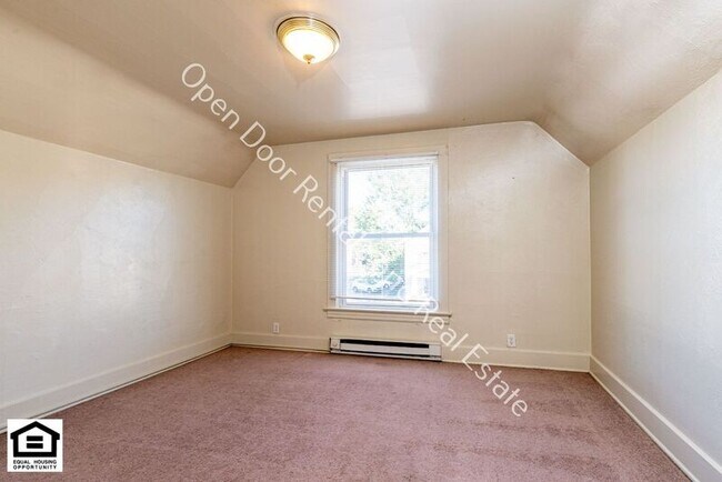 Building Photo - 608 1/2 Anderson