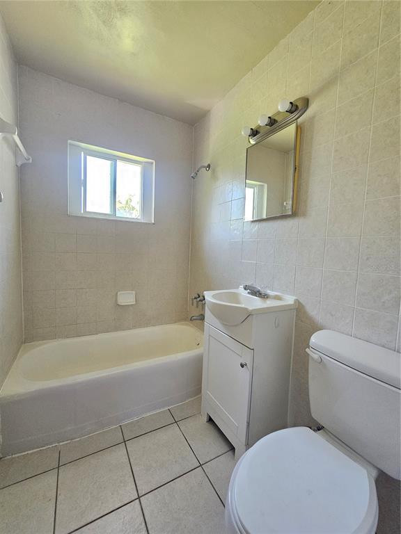 Building Photo - 2235 Lakeview St