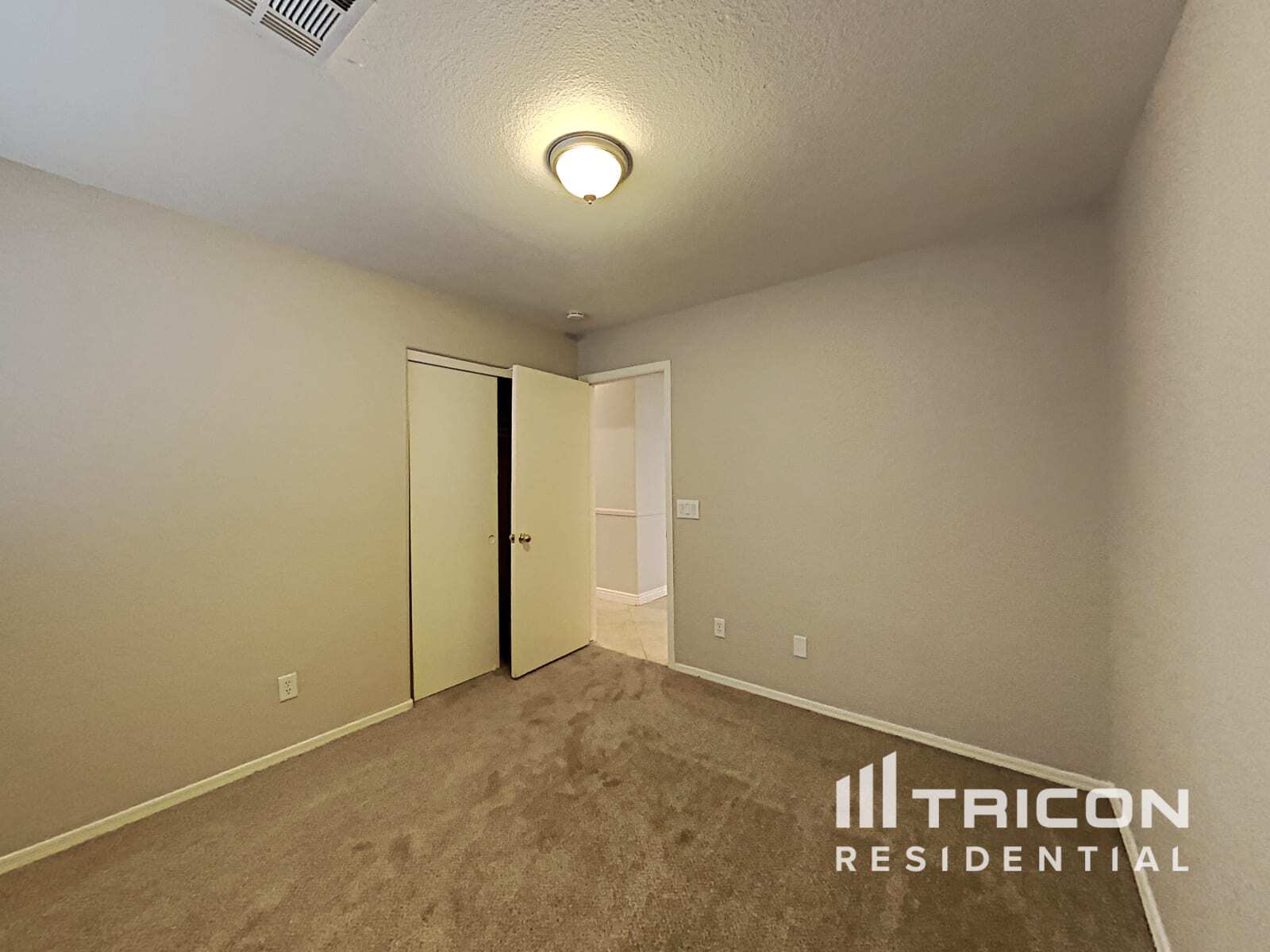 Building Photo - 831 E Yuma Ave
