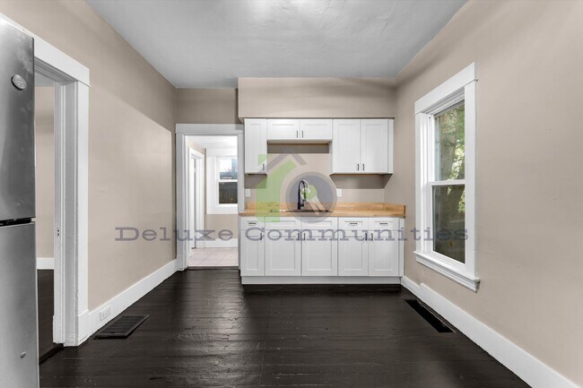 Building Photo - Remodeled 3BR + Flex Room | Steps from Leo...