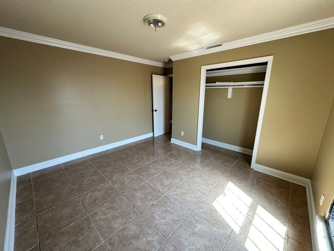 Building Photo - Lovely 4 Bedroom Home