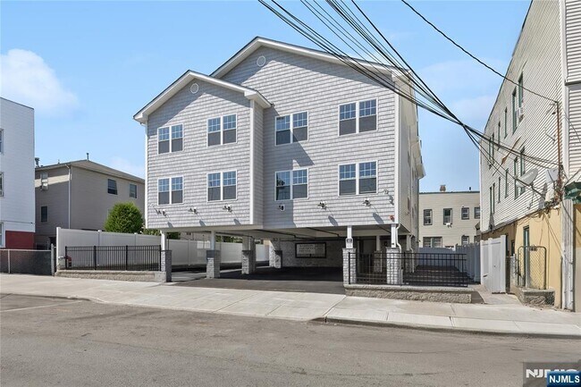 Primary Photo - 110 Madison St