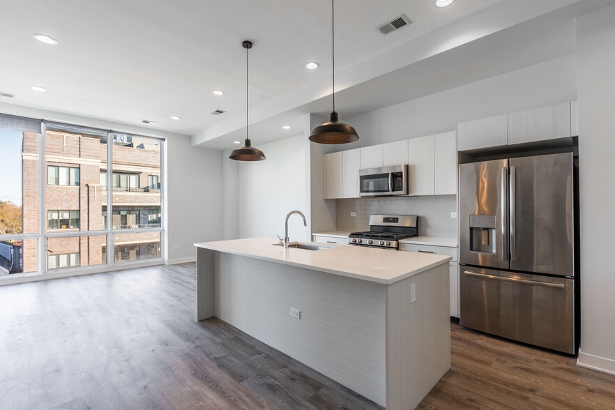 Building Photo - 2250 W Lawrence Ave