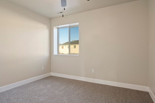 Building Photo - ** Move-In Bonus!** 3 Bed 2.5 Bath Townhom...