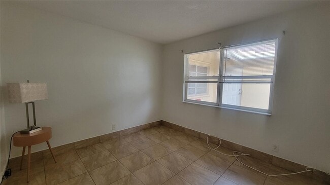 Building Photo - 1821 NE 56th St