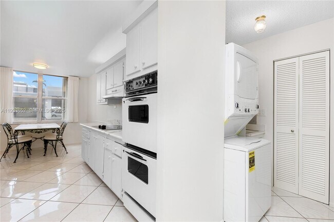 Building Photo - 2751 S Ocean Dr