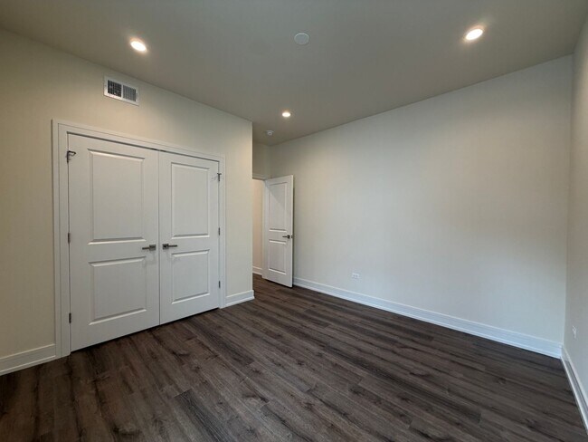 Building Photo - 916 W Belmont Ave