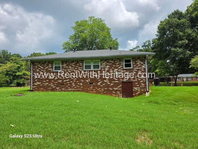Building Photo - WOW!!! GORGEOUS RANCH WITH MANY UPGRADES / GREAT LOCATION/ PRIVATE YARD