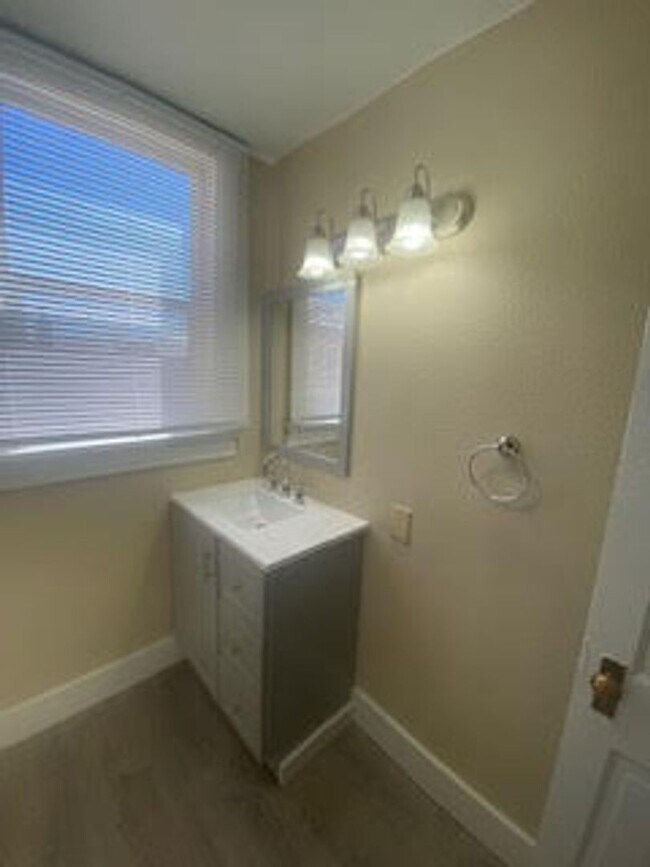 Building Photo - Newly updated 1 bedroom + office