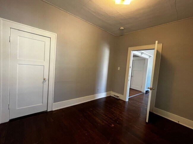 Building Photo - $2,200 | 3 Bedroom + Bonus Room , 2 Bathro...