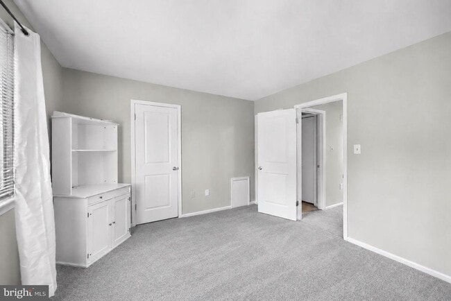 Building Photo - 13 Hopewell Ln
