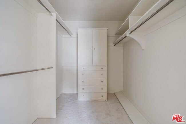 Building Photo - 811 N Hillcrest Rd