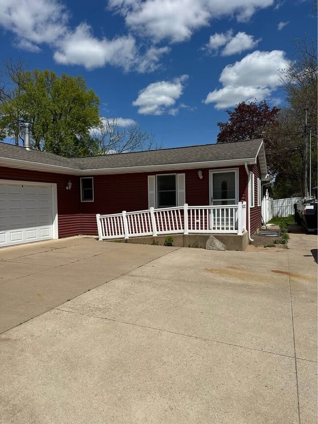 Building Photo - 402 2nd Ave N